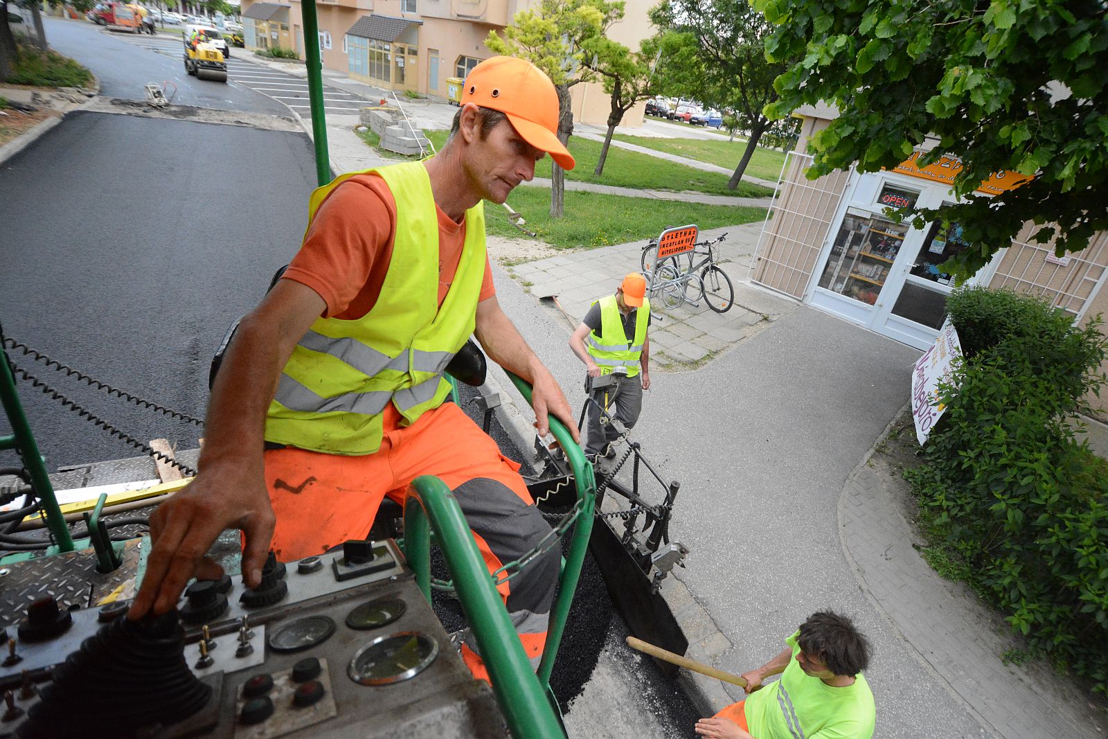 Aszfaltozás a Sütő utcában
